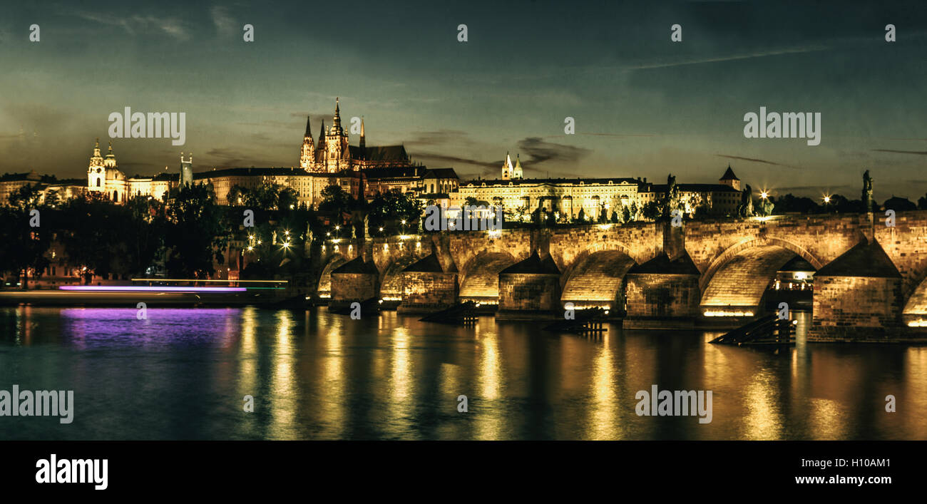 Ponte Carlo Vista del Castello di Praga di notte del fiume Moldava Europa, punti di riferimento della città Moldava a Praga, Repubblica Ceca, Europa, monumenti famosi in tutto il mondo, ampia vista Foto Stock