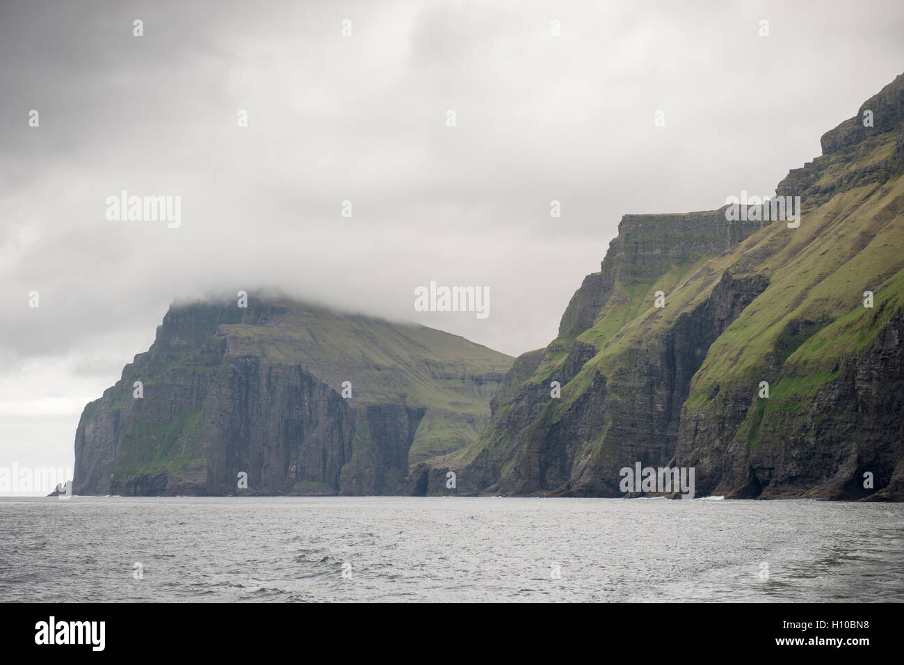 Panorama sulle isole Faerøer con vista oceano e scogliere Foto Stock