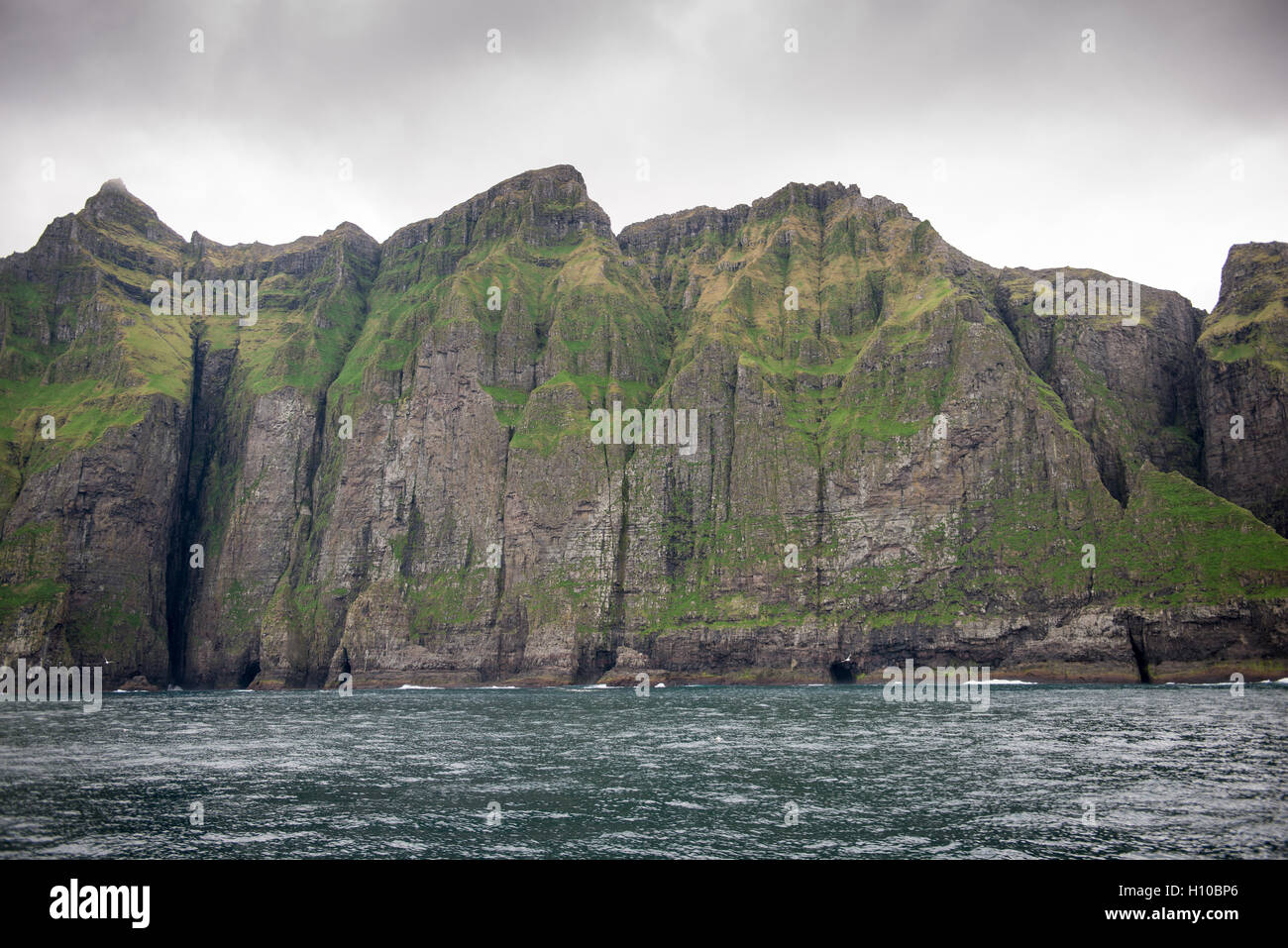 Panorama sulle isole Faerøer con vista oceano e scogliere Foto Stock