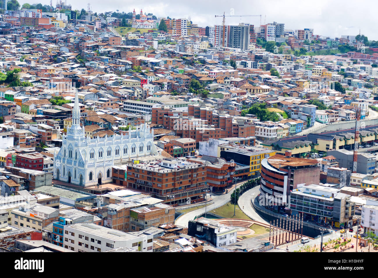 Paesaggio urbano e bella blu e bianco chiesa di Manizales (Colombia) Foto Stock