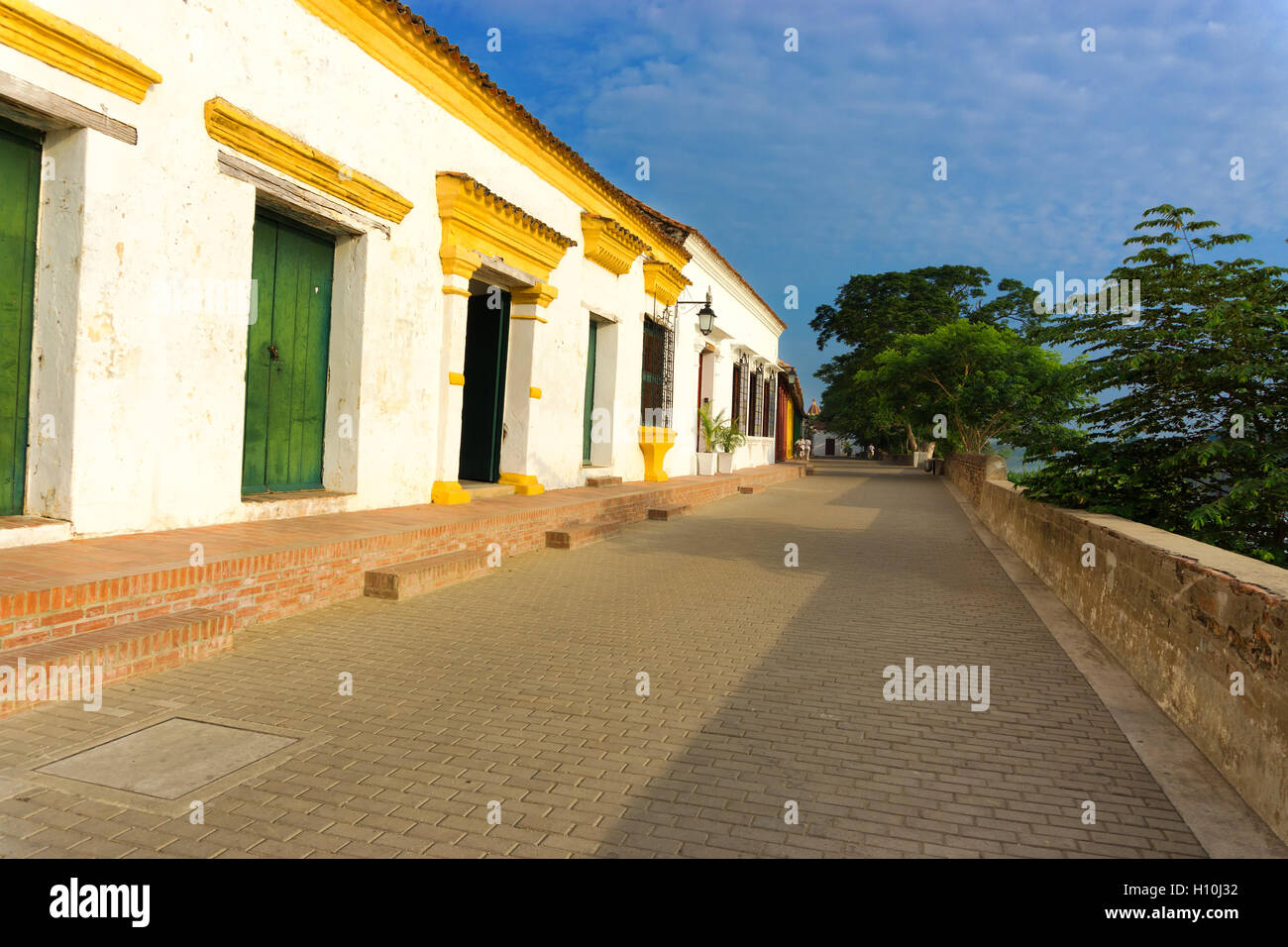 Bianco architettura coloniale e il bel cielo azzurro in Mompox, Colombia Foto Stock