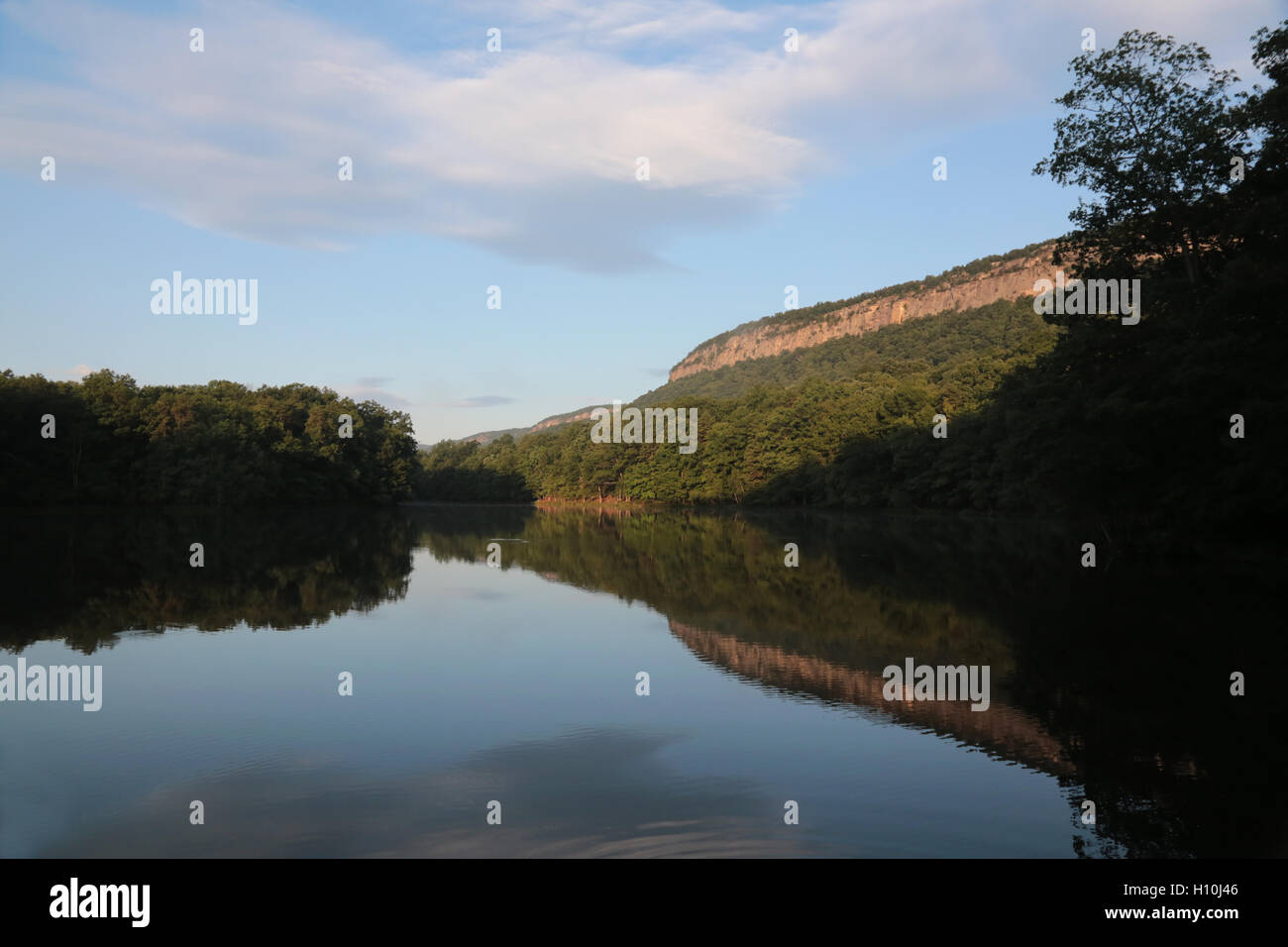 Mattina la riflessione sul lago, New Paltz, NY, STATI UNITI D'AMERICA Foto Stock