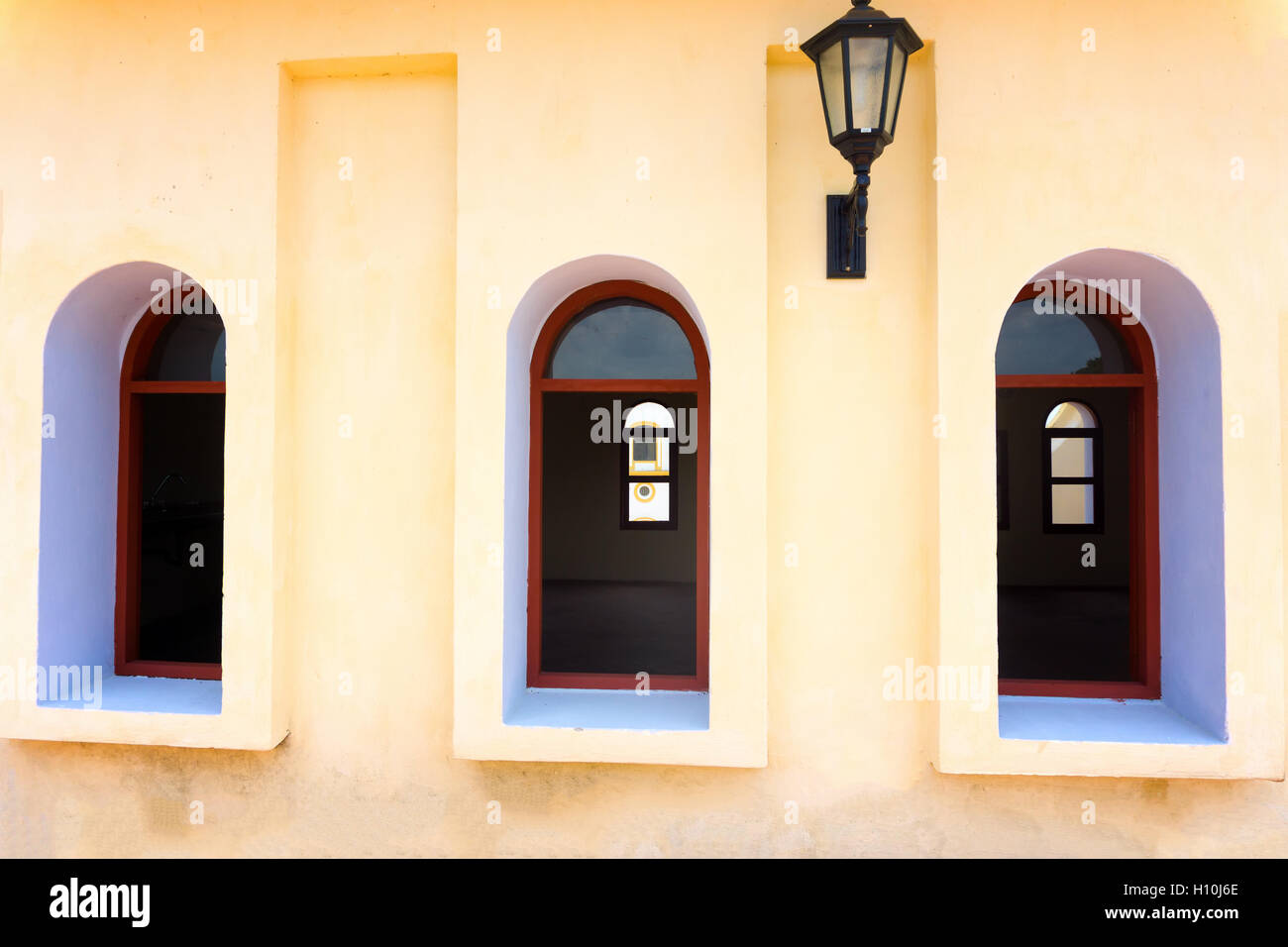 Cinque finestre e una strada luce su una chiesa coloniale in Mompox, Colombia Foto Stock