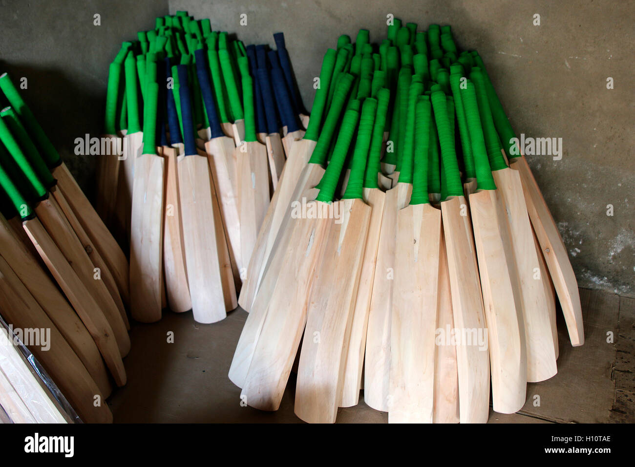 Produzione di mazze da cricket nel Kashmir, India Foto Stock