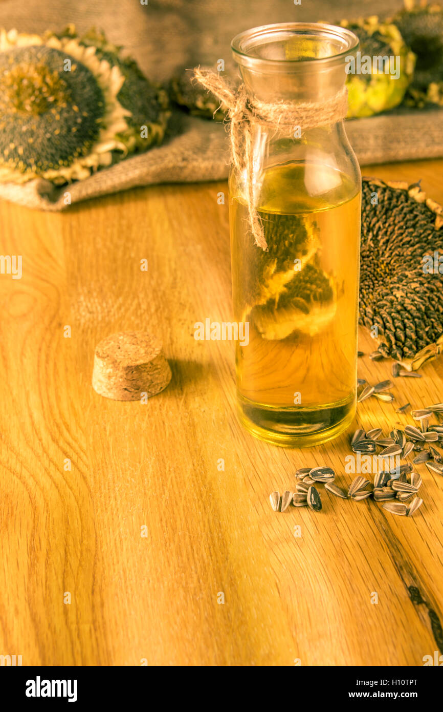 Olio di semi di girasole su di un tavolo di legno Foto Stock