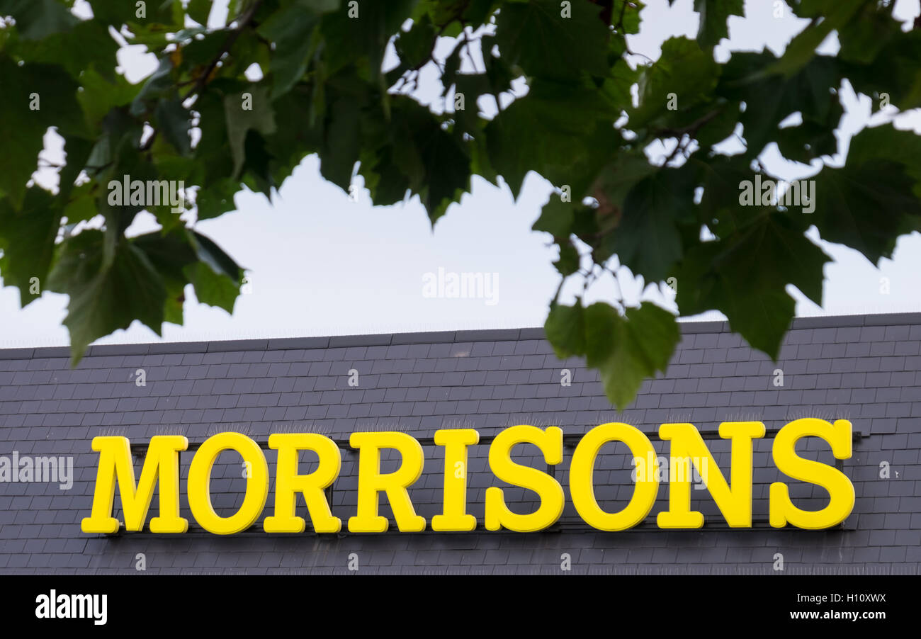 Una vista generale di un supermercato Morrisons segno Foto Stock