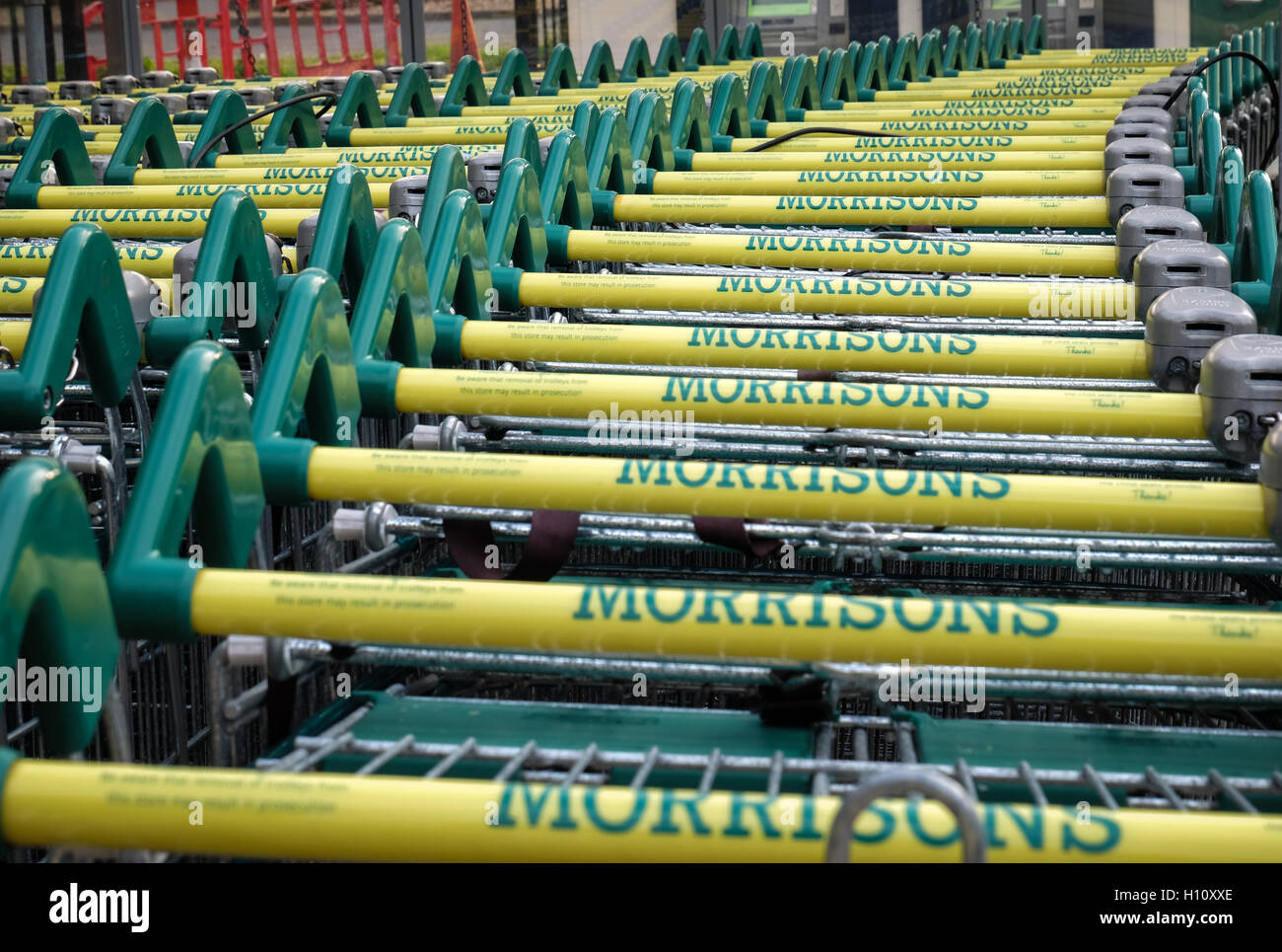 Una vista generale di un supermercato Morrisons segno Foto Stock