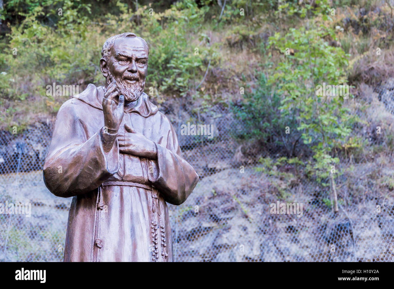 Statua di San Padre Pio nel santuario, Italia Foto stock - Alamy