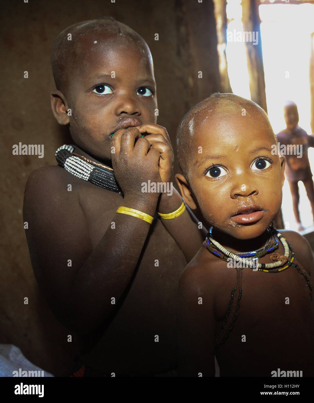 Due bambini Himba pongono nella regione di Kunene di Namibia Foto Stock