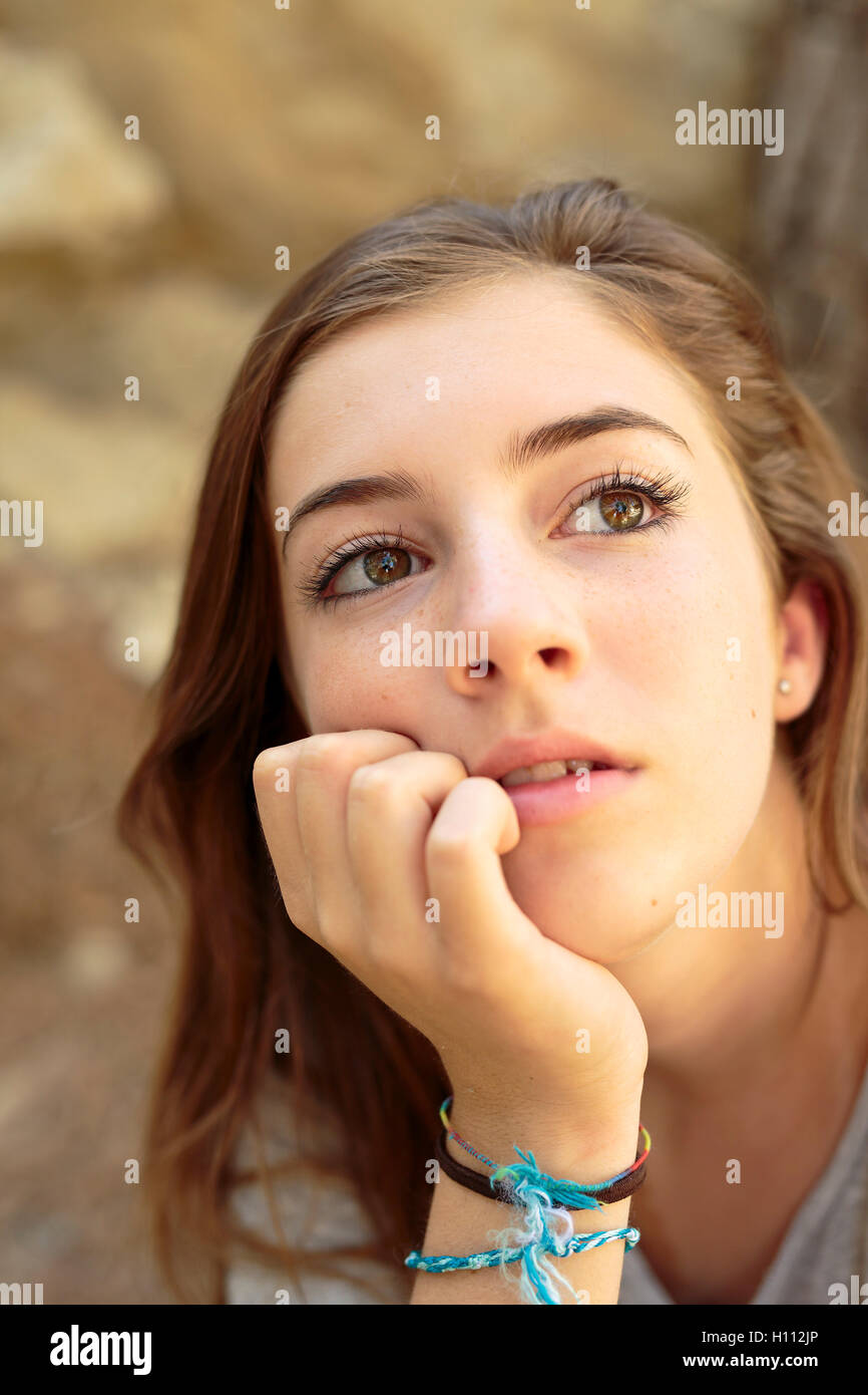 Ritratto di ragazza adolescente con luce naturale e la sfocatura dello sfondo Foto Stock