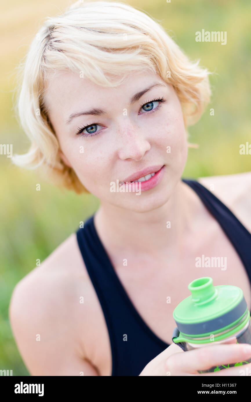 Ritratto di donna acqua potabile per esterno Foto Stock