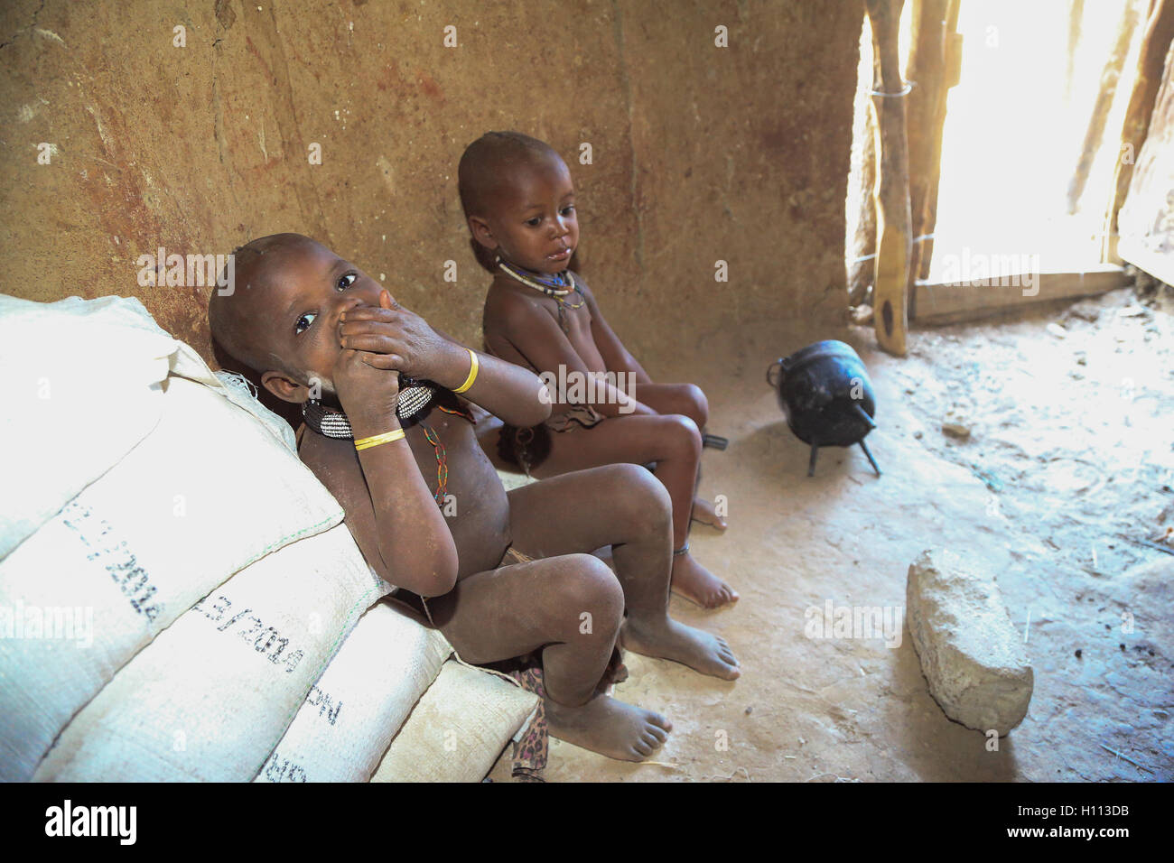 Due bambini Himba nella regione di Kunene di Namibia Foto Stock