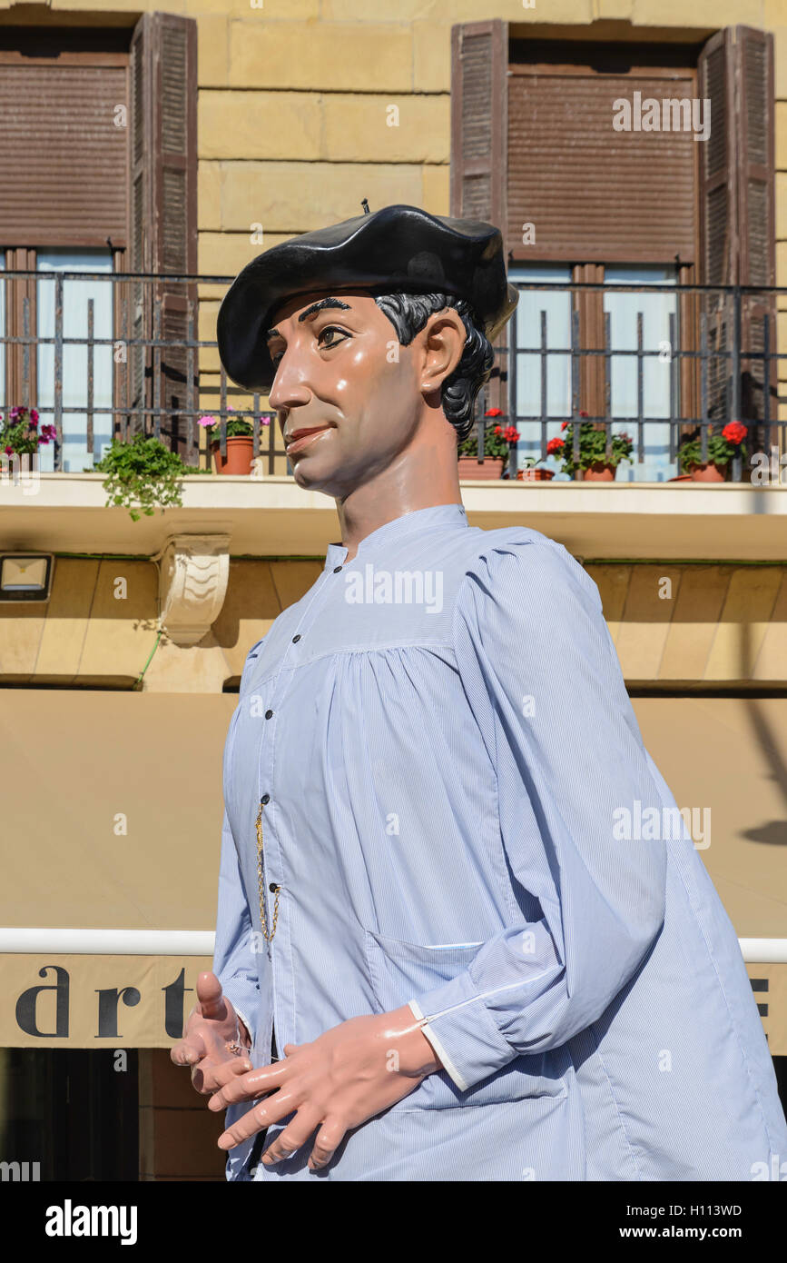 Il Gigante figura in basco beret sulla sfilata a San Sebastian annuali di Semana Grande feria Paese Basco in Spagna Foto Stock