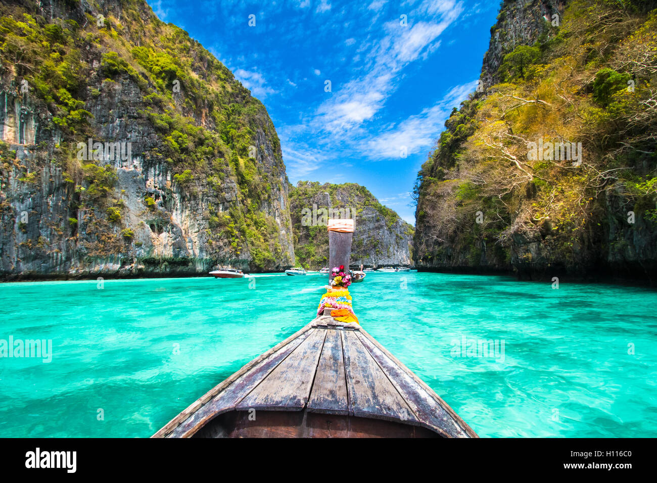 La barca di legno sulla isola di Phi Phi, Thailandia. Foto Stock