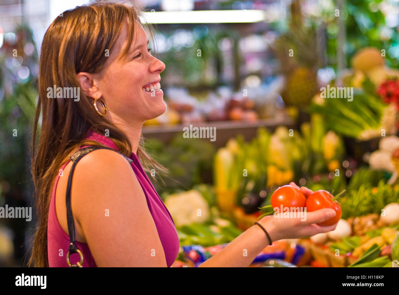 Mercato degli Agricoltori, Donna selezione di frutta fresca e verdura.USA, Idaho Foto Stock