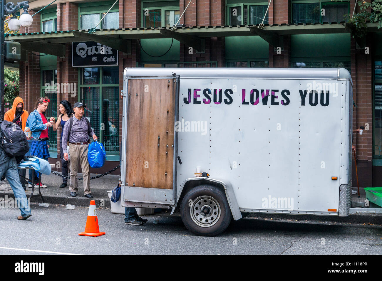 "Gesù vi ama" trailer di cibo per la gente di strada DTES, Vancouver, British Columbia, Canada Foto Stock
