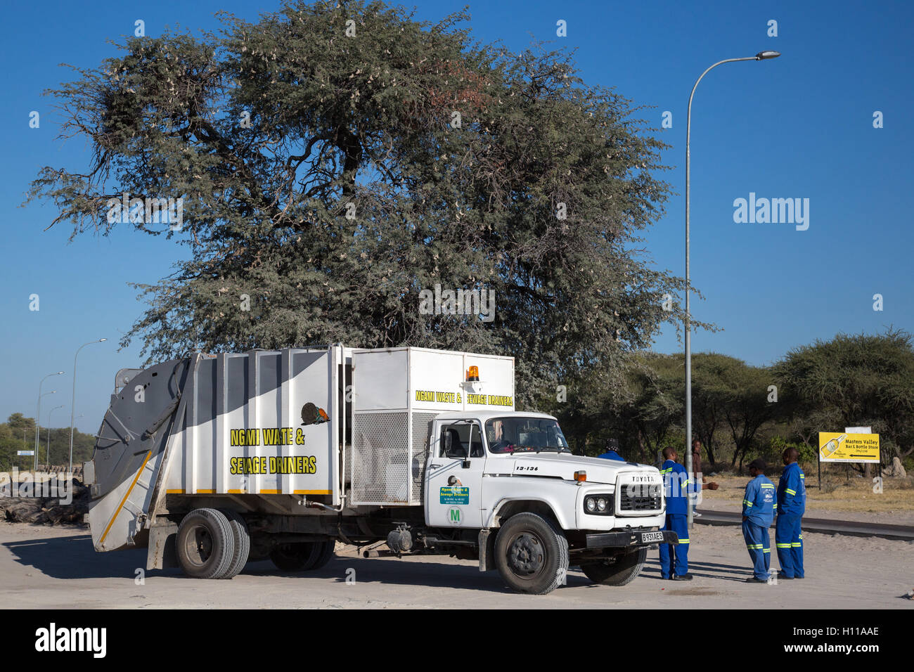 Una di smaltimento dei rifiuti con carrello Lavoratori municipali nella periferia di Maun, Botswana Foto Stock