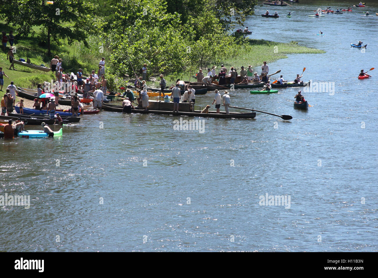 Vari tipi di barche galleggiante sul fiume James al kick-dell'evento per il James River Batteau Festival di Lynchburg, Virginia Foto Stock