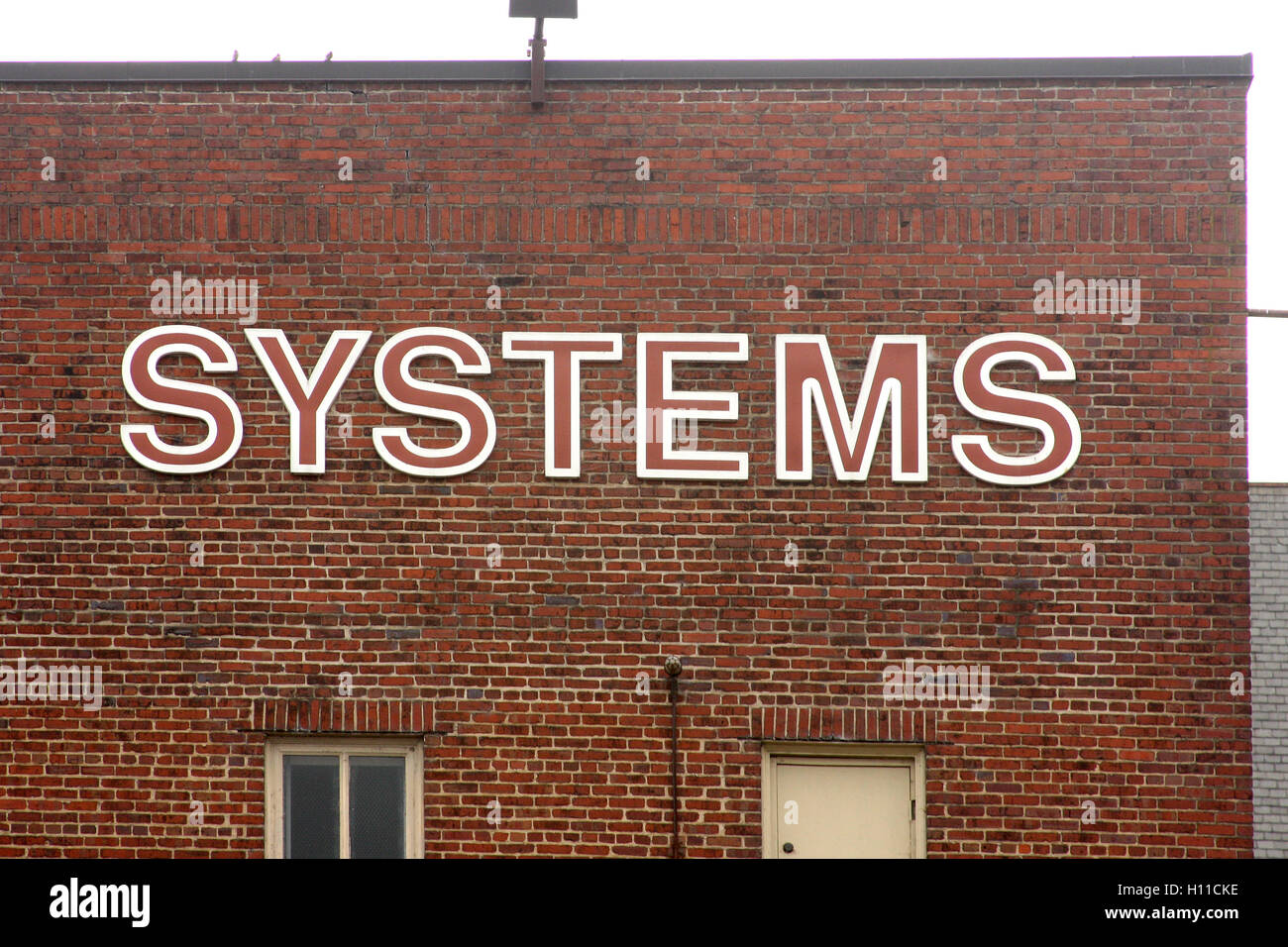 I sistemi di parola scritta su un muro di mattoni Foto Stock