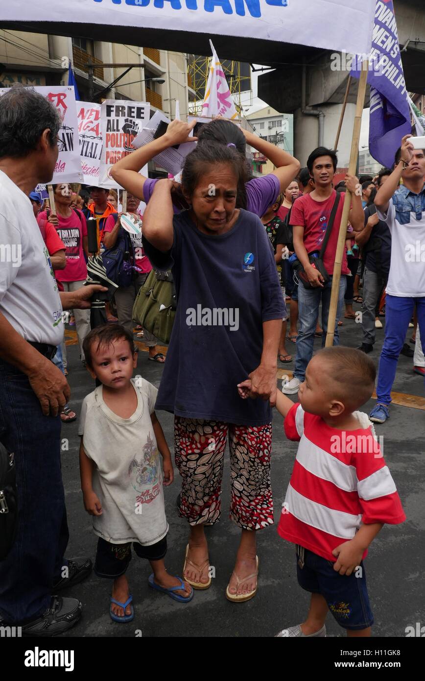 Manila, Filippine. Xxi Sep, 2016. Una donna e due bambini coperto la mia Walkout manifestanti. La lega degli studenti Filippini (LFS) Istruzione ha invitato le parti interessate a prendere parte alle attività che in primo luogo cercare di appello per le riforme del settore dell'istruzione nell'amministrazione corrente. © George Buid/Pacific Press/Alamy Live News Foto Stock