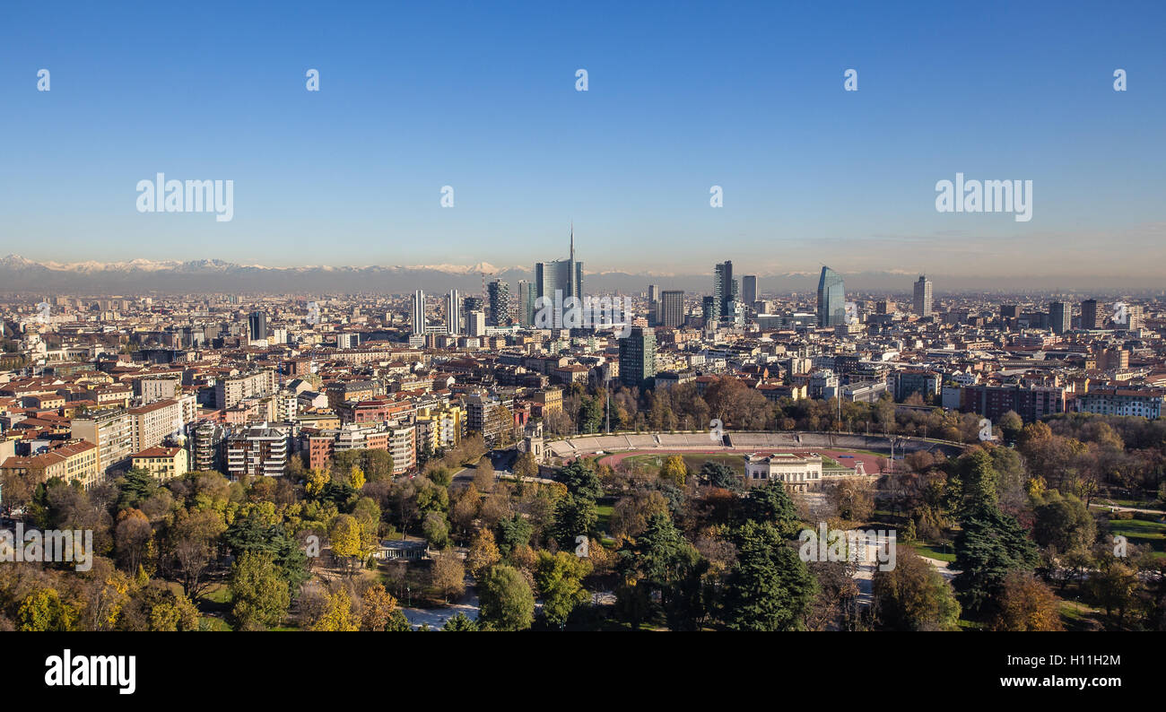 Skyline di Milano dalla Torre Branca, con sullo sfondo le Alpi. Foto Stock