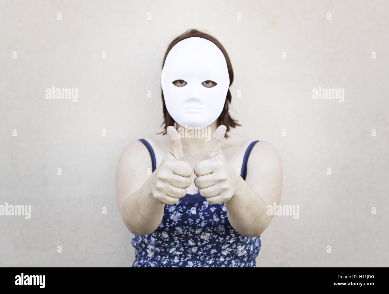 Ragazza in maschera bianca su halloween immagini e fotografie stock ad alta  risoluzione - Alamy