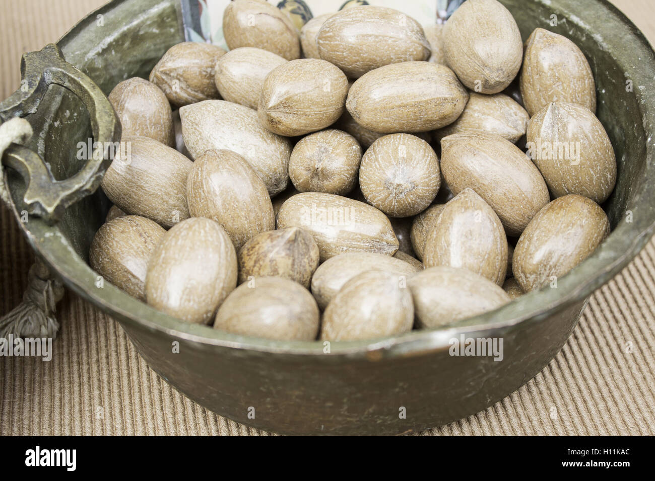 Le nocciole di alimenti sfusi, il mercato di frutta e di vendita Foto Stock