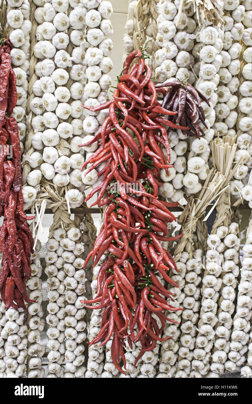 Peperoncino e aglio nel mercato alimentare di ortolano, verdure Foto Stock