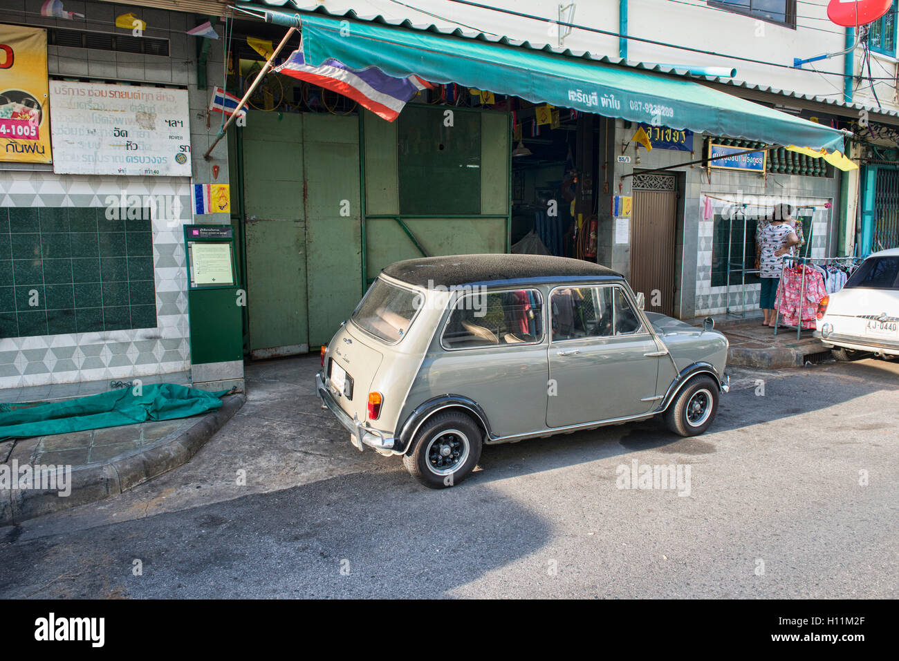 Autsin Mini Cooper in atmosferica Phraeng Phuton Square a Bangkok, in Thailandia Foto Stock