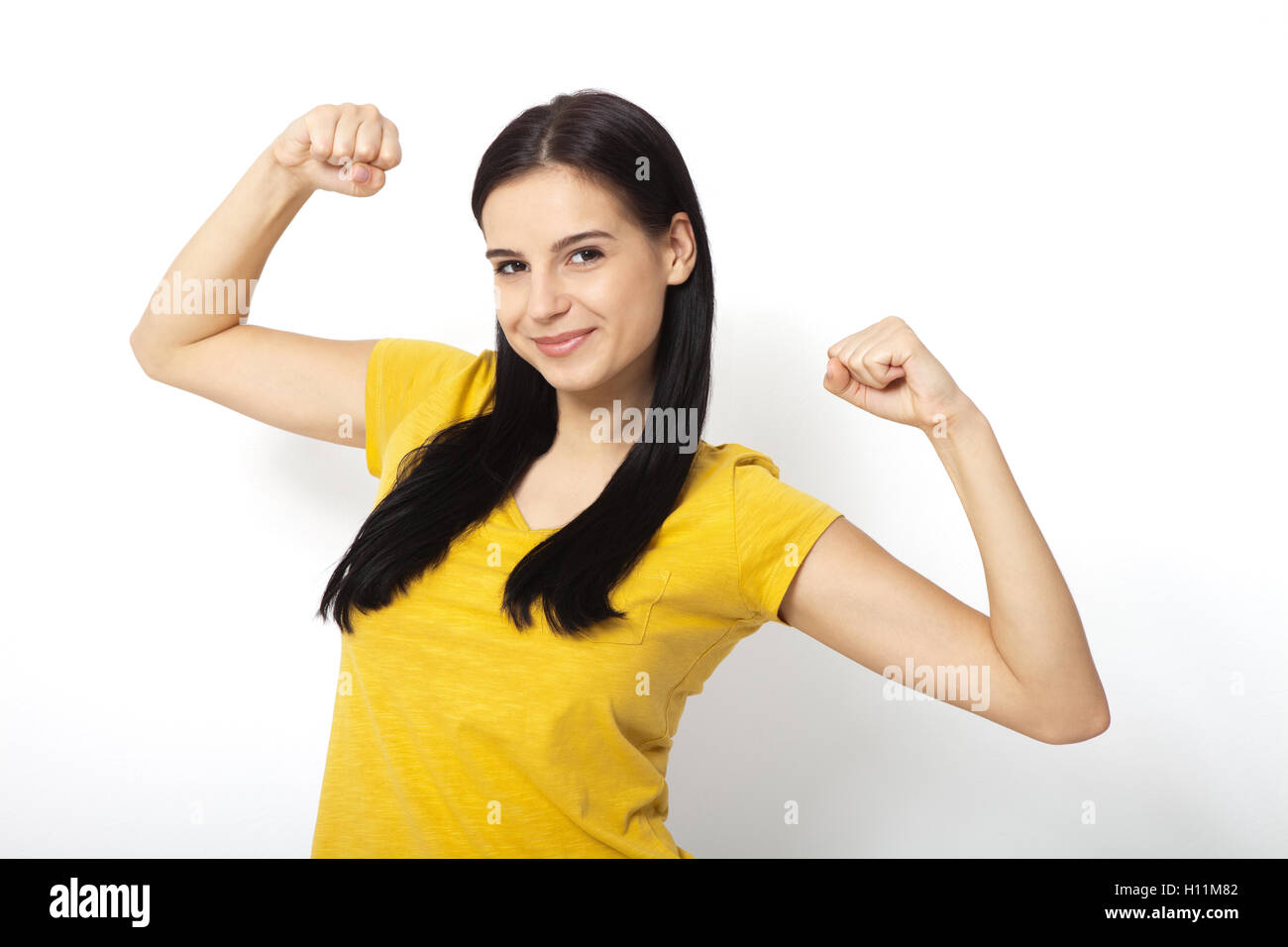 Donna forte. Bella ragazza che mostra la sua muscularity, guardando la fotocamera Foto Stock