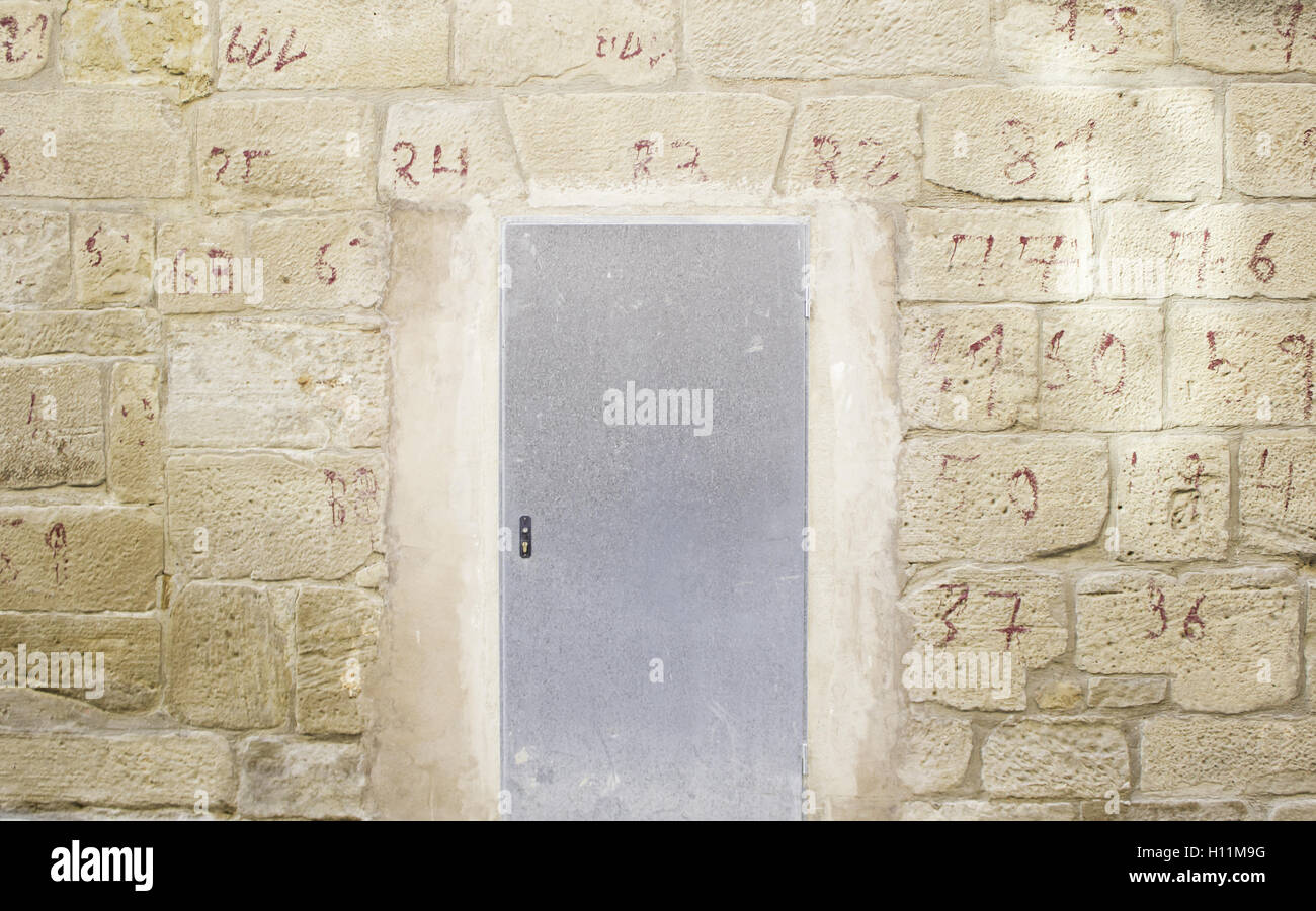 La porta di metallo in strada urbana costruzione Foto Stock