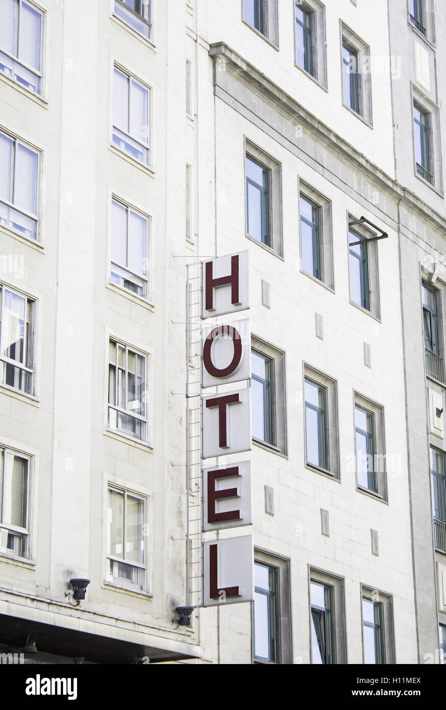 Hotel in città con segno, turismo e viaggi Foto Stock