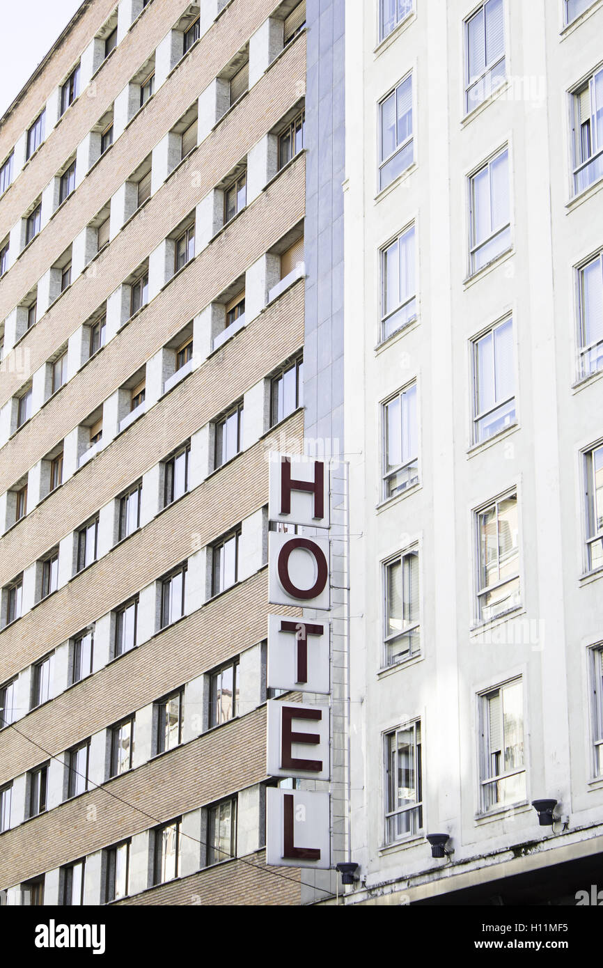 Hotel in città con segno, turismo e viaggi Foto Stock