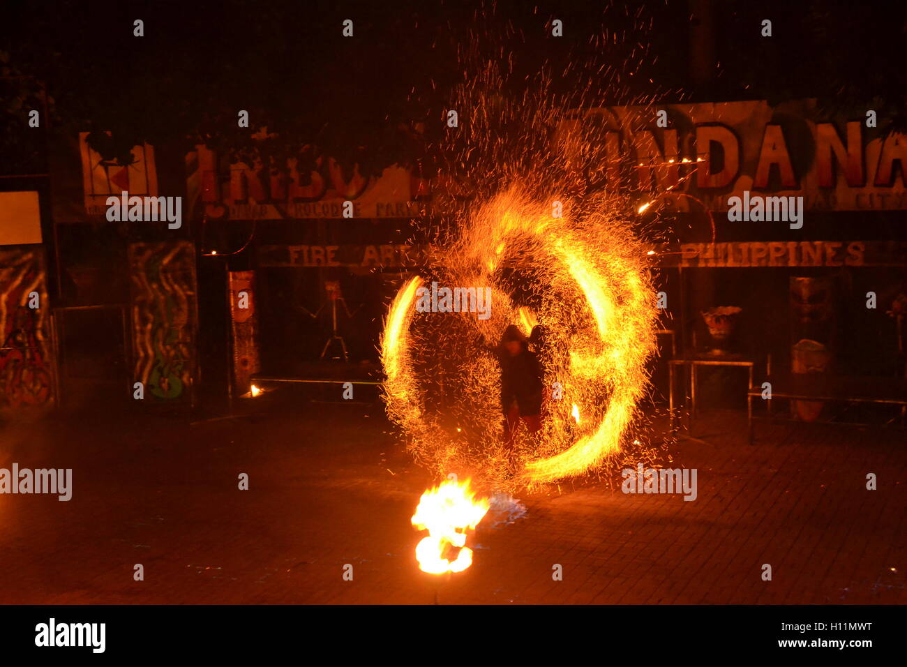 La manipolazione del fuoco combinato con vari movimenti che crea una combinazione unica quando fotografato. Foto Stock