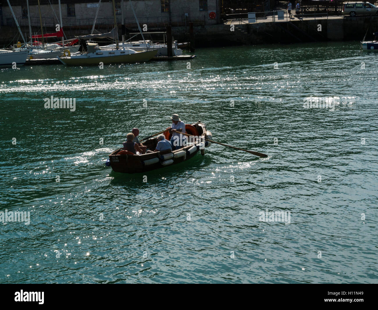 Traghettatore di visitatori a remi lungo la sponda opposta Noil Parade Weymouth Old Harbour DORSET REGNO UNITO Inghilterra nell'alba nuova barca a remi Foto Stock