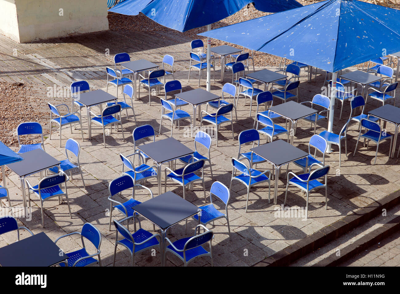 Blue cafe' sul marciapiede di sedie e tavoli Foto Stock