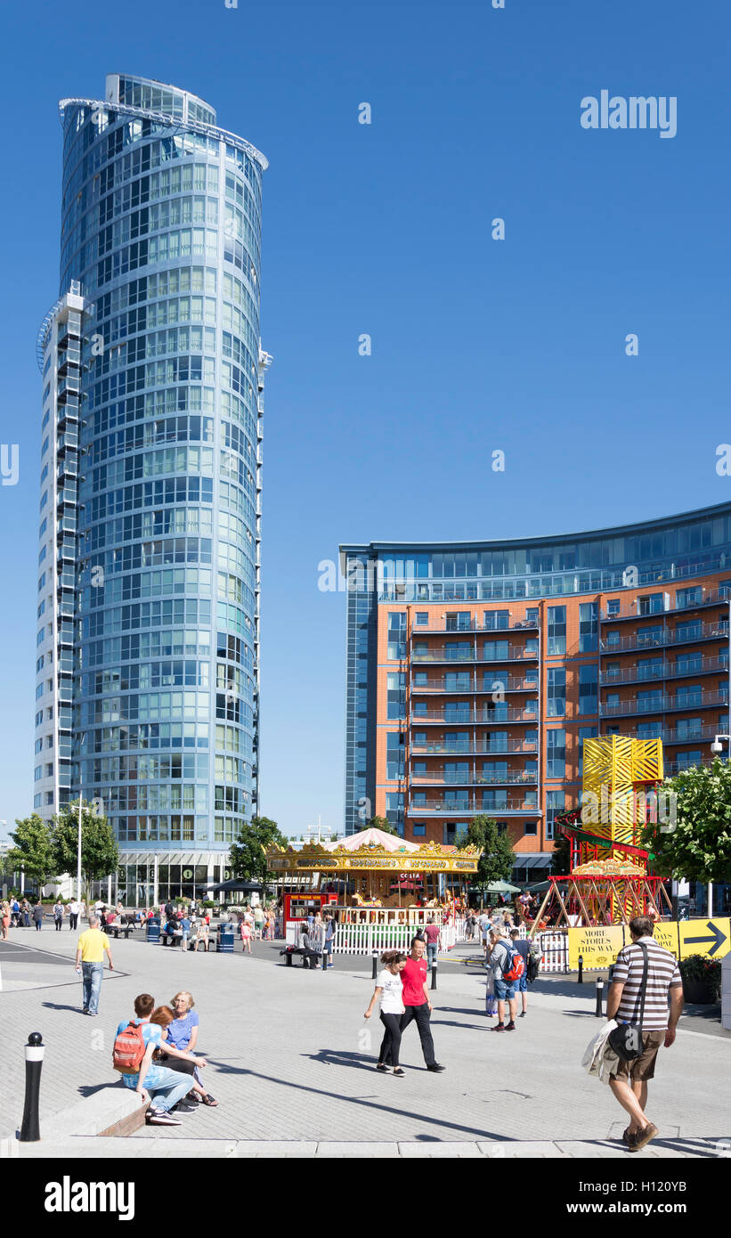 Il rossetto Tower e la Plaza, Gunwharf Quays, Portsmouth Porto, Portsmouth, Hampshire, Inghilterra, Regno Unito Foto Stock