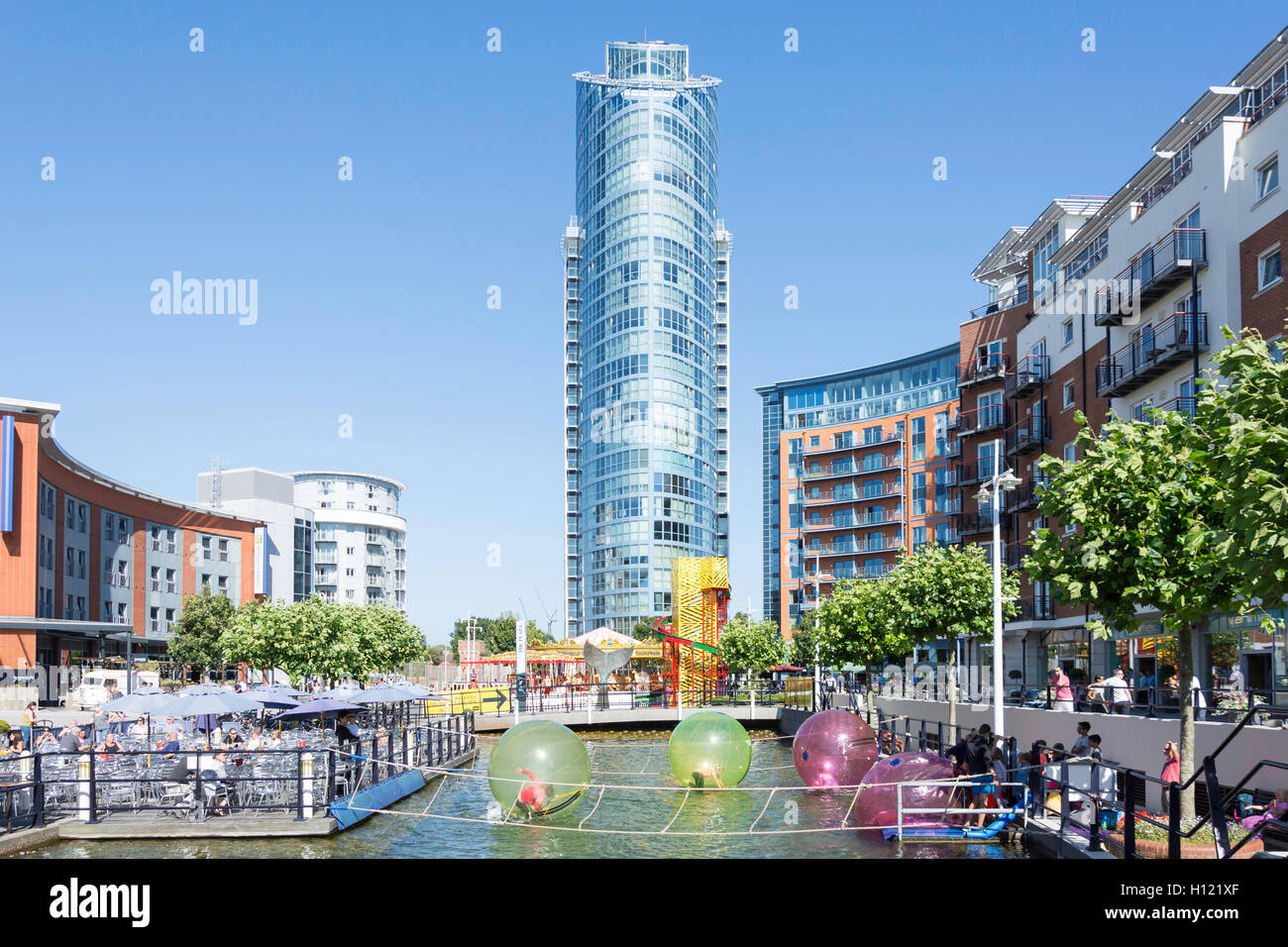 Il rossetto Tower e la Plaza, Gunwharf Quays, Portsmouth Porto, Portsmouth, Hampshire, Inghilterra, Regno Unito Foto Stock