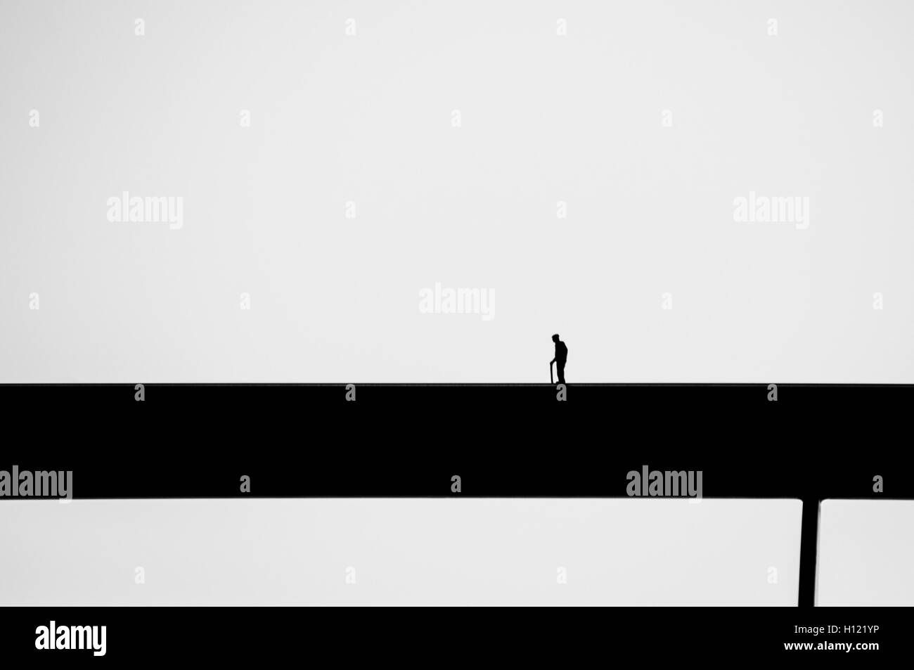 Lonely Man camminare da solo Foto Stock