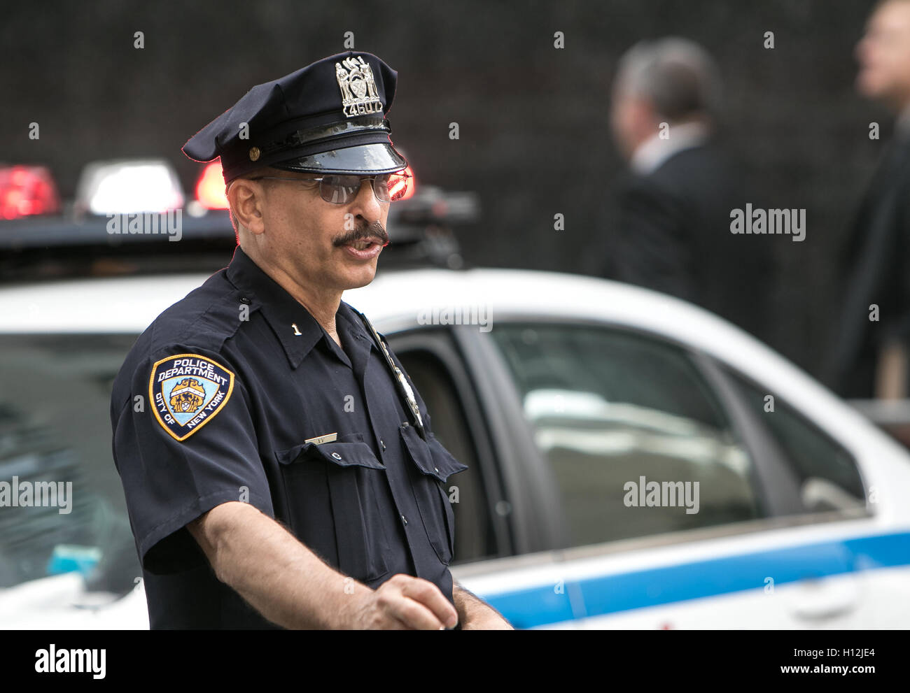 Un poliziotto al 2° Avenue. Vi è una forte presenza di polizia in Nazioni Unite zona durante l Assemblea Generale delle Nazioni Unite. Foto Stock