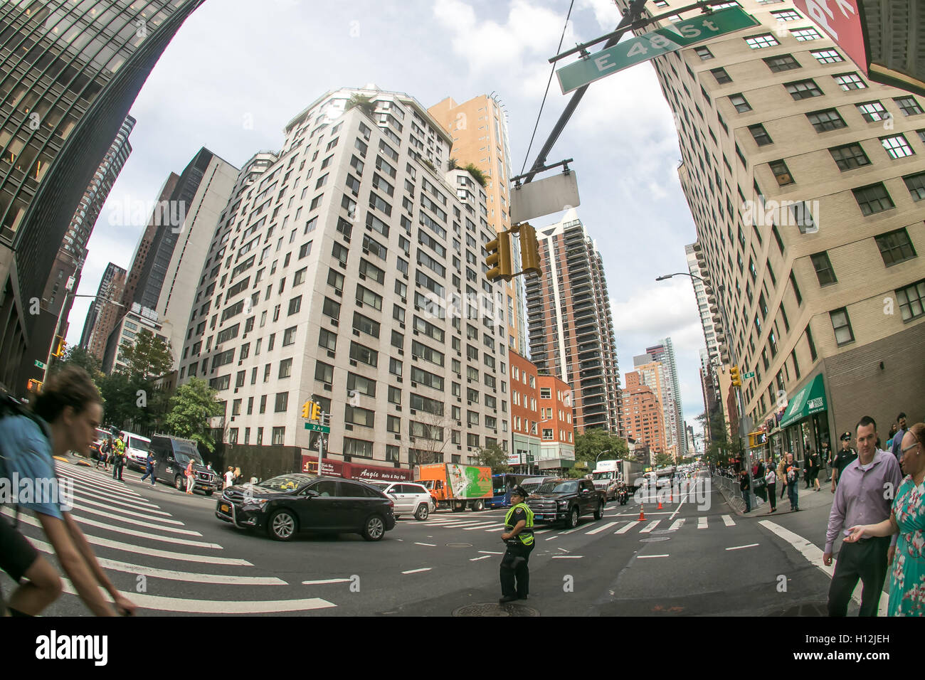 Scena di strada in corrispondenza di un angolo della 48th Street e 2° Avenue. Foto Stock
