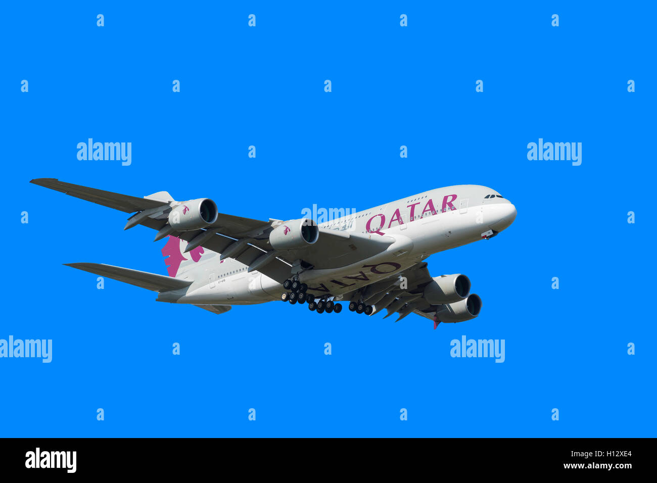 Qatar Airways Airbus A380 l'atterraggio all' Aeroporto di Heathrow, London Borough of Hillingdon, Greater London, England, Regno Unito Foto Stock