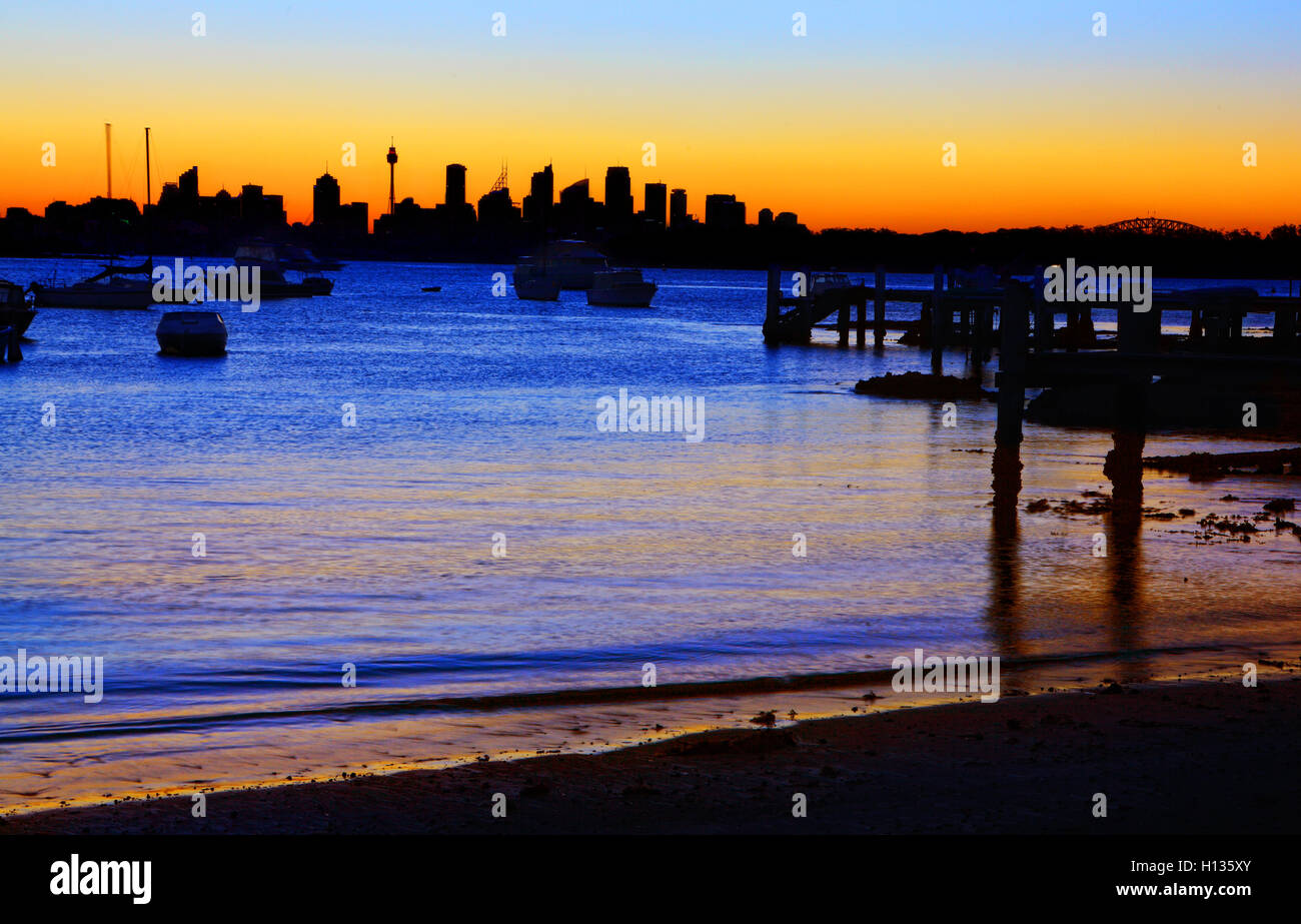 Silhouette di Sydney da Gibsons Beach Vaucluse Foto Stock