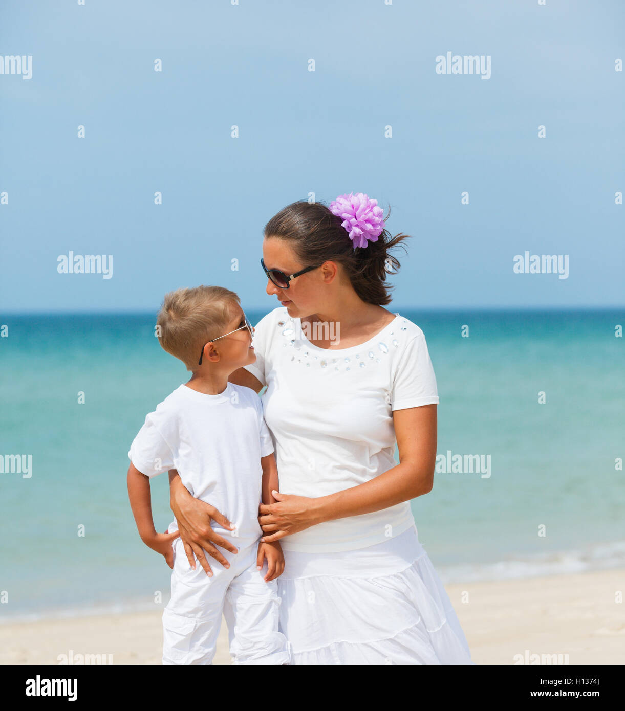 Madre e figlio avendo divertimento sulla spiaggia Foto Stock