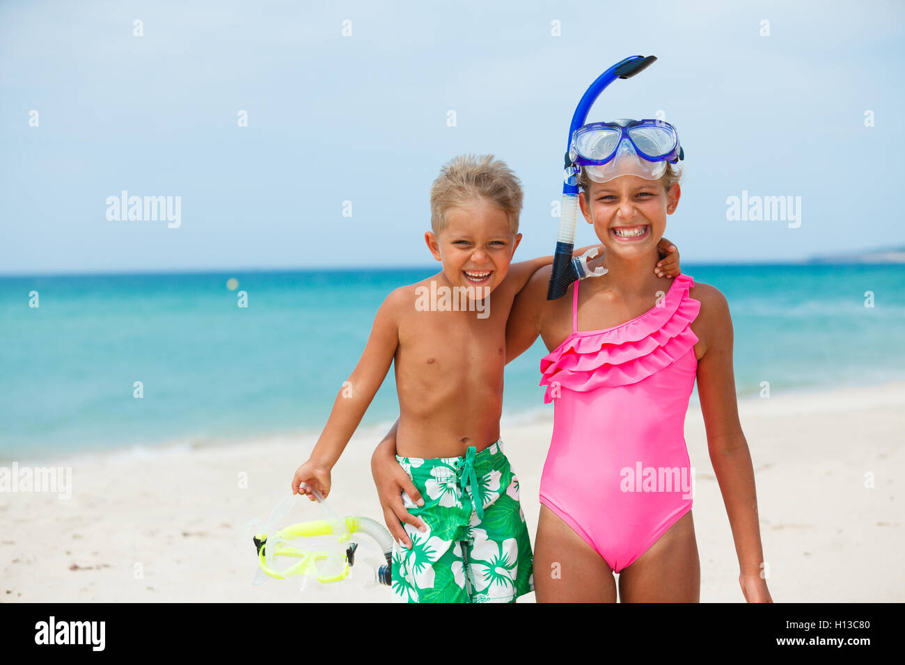 Dei bambini felici sulla spiaggia Foto Stock
