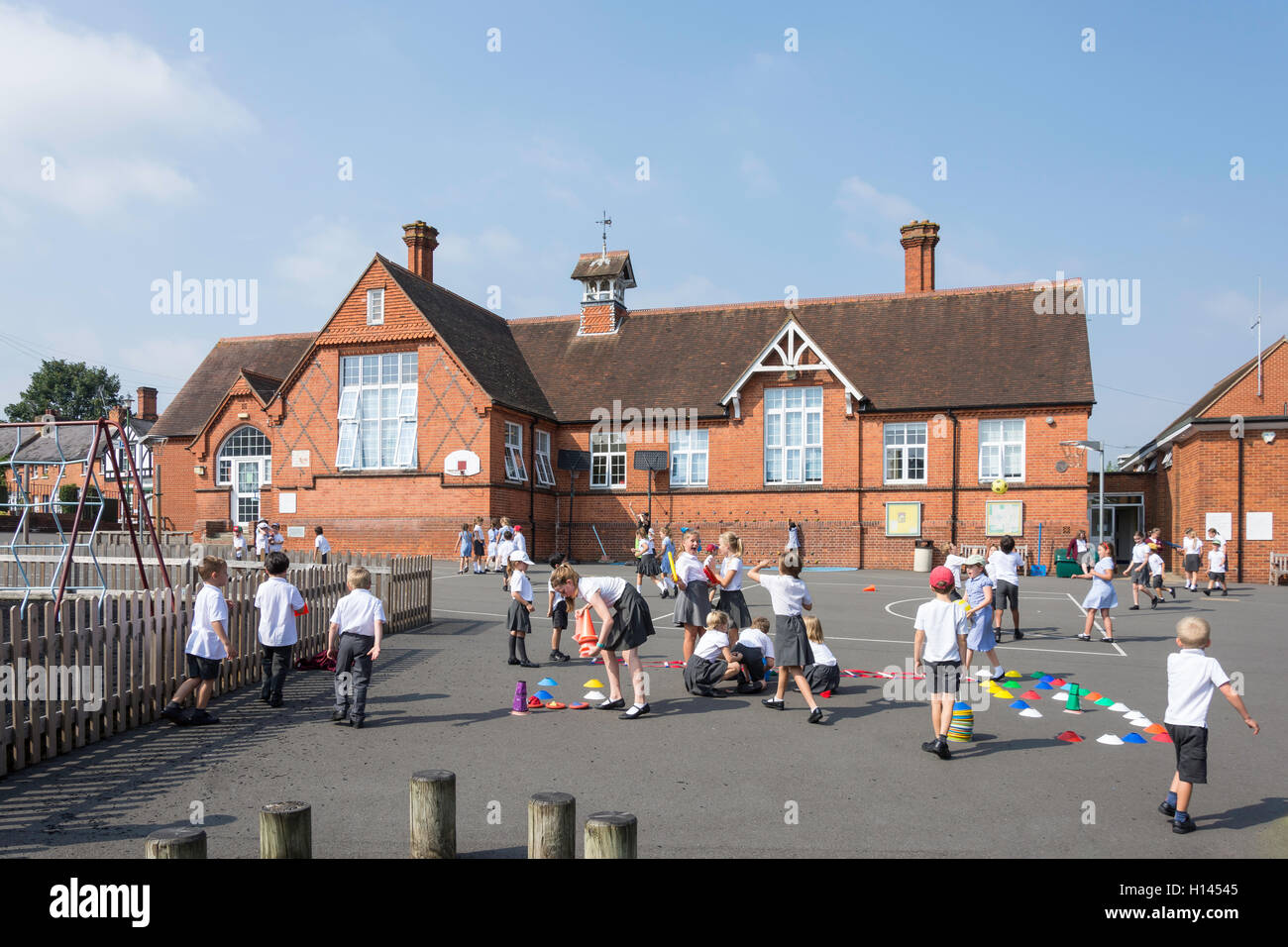 I bambini nel parco giochi, la chiesa di San Michele di Inghilterra scuola primaria, High St, Sunninghill, Berkshire, Inghilterra, Regno Unito Foto Stock