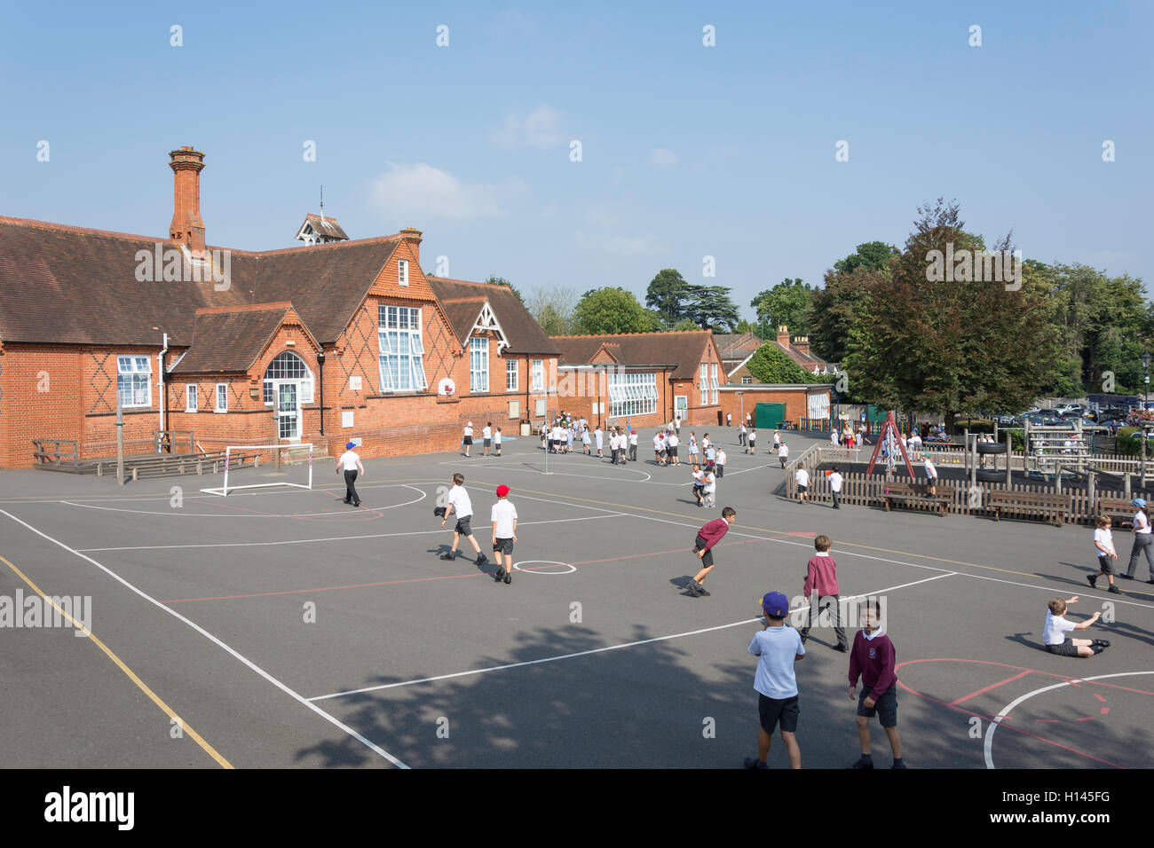 I bambini nel parco giochi, la chiesa di San Michele di Inghilterra scuola primaria, High St, Sunninghill, Berkshire, Inghilterra, Regno Unito Foto Stock