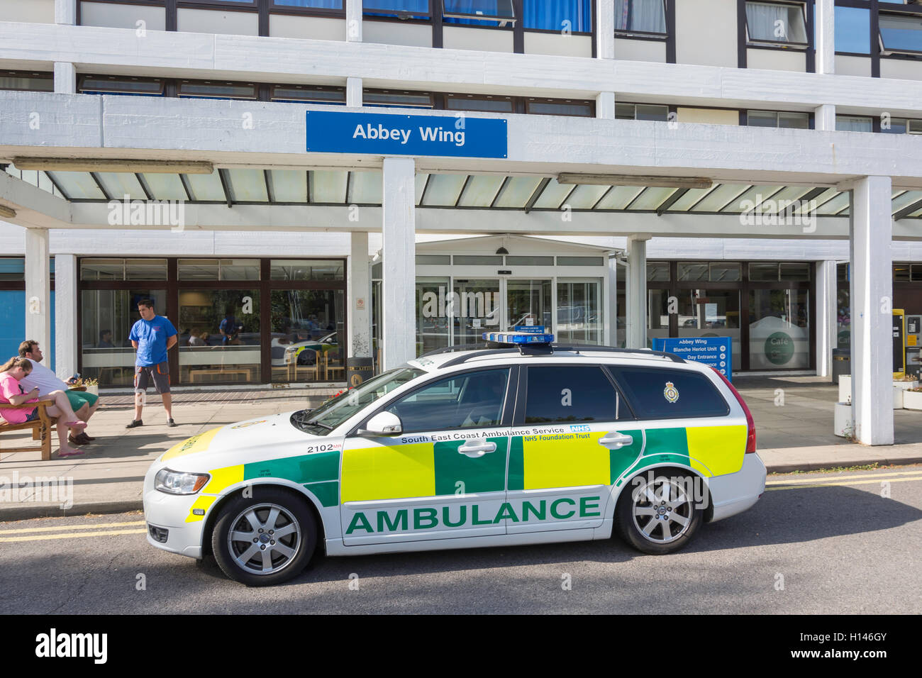 Ambulanza fuori Abbazia ala, il St Peter's Hospital, Guildford Road, Lyne, Surrey, England, Regno Unito Foto Stock
