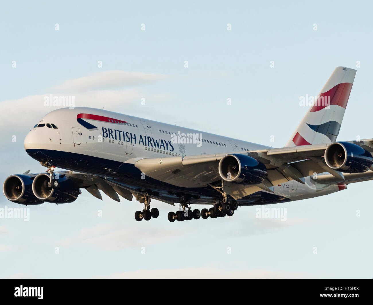 British Airways piano Airbus A380 wide-body superjumbo aereo aereo airborne breve avvicinamento finale per l'atterraggio Foto Stock