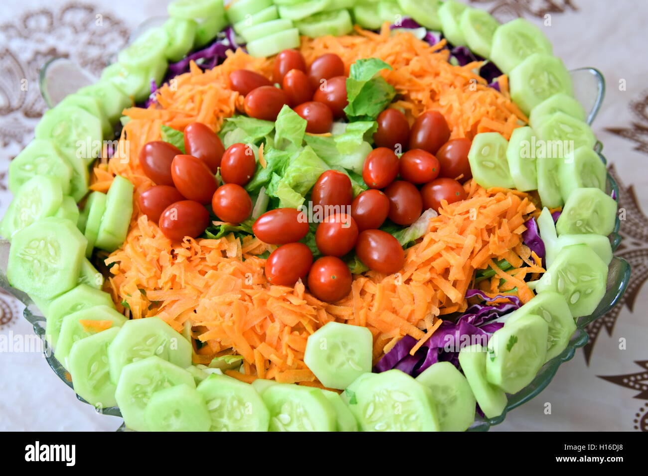 Cucina iraniana con lasagne e insalata mista Foto Stock